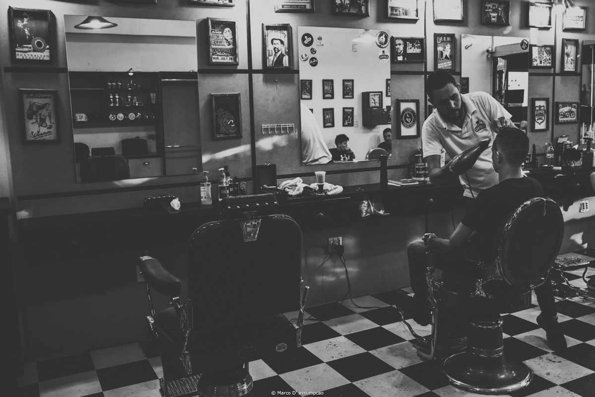 noivo cortando o cabelo