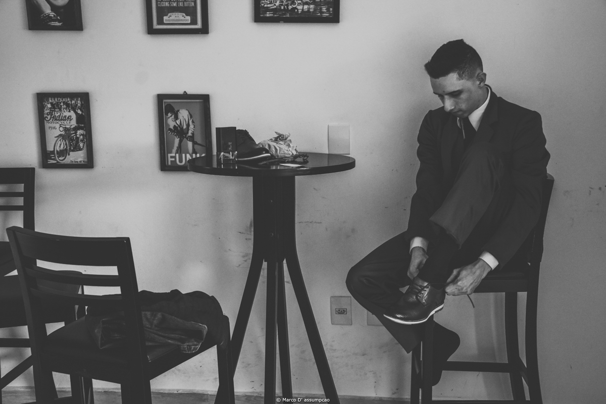 noivo colocando o sapato