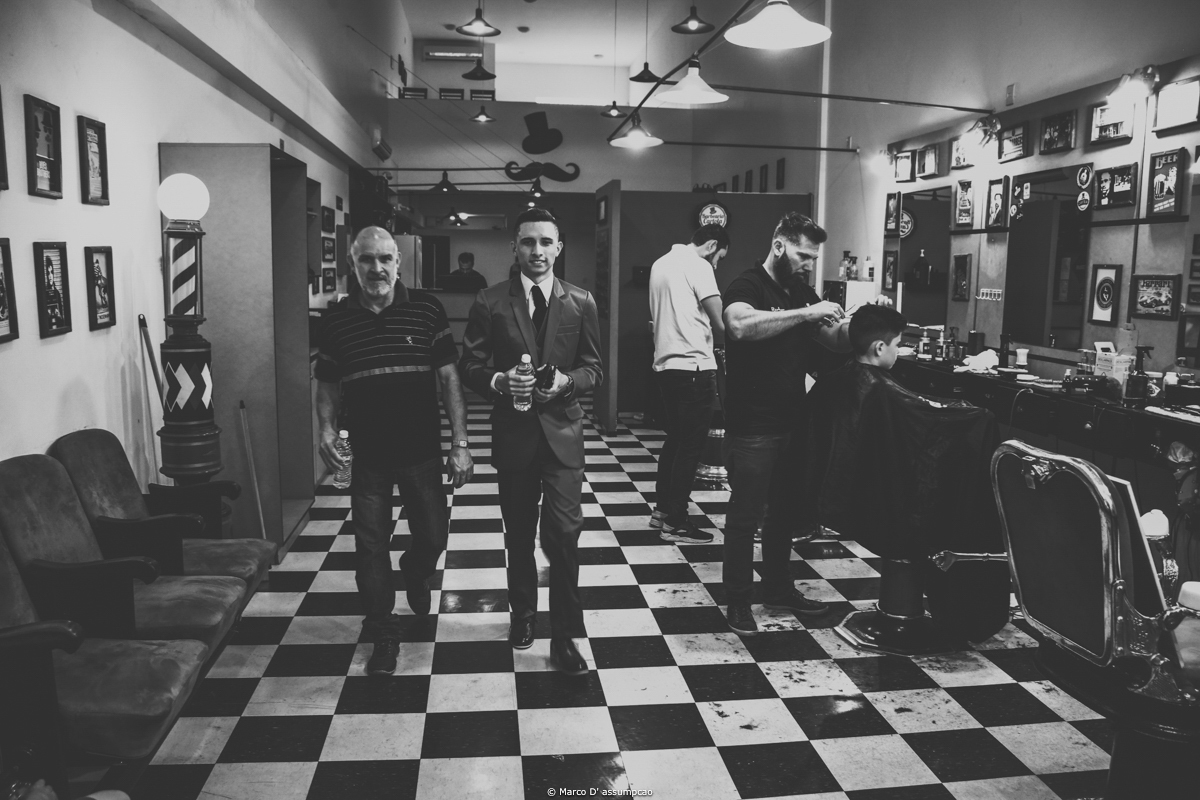 noivo saindo da barbearia