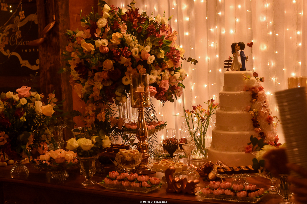 mesa de bolo com enfeites e doces