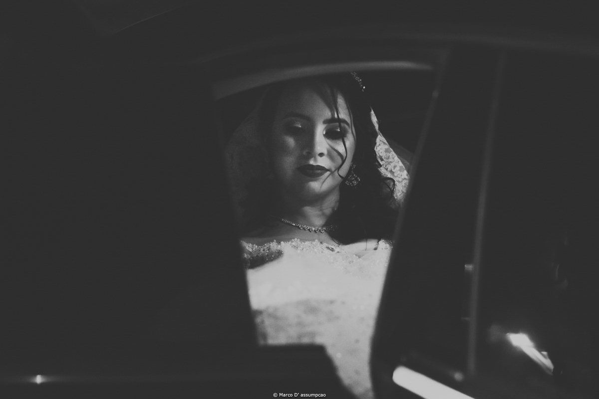 noiva dentro do carro