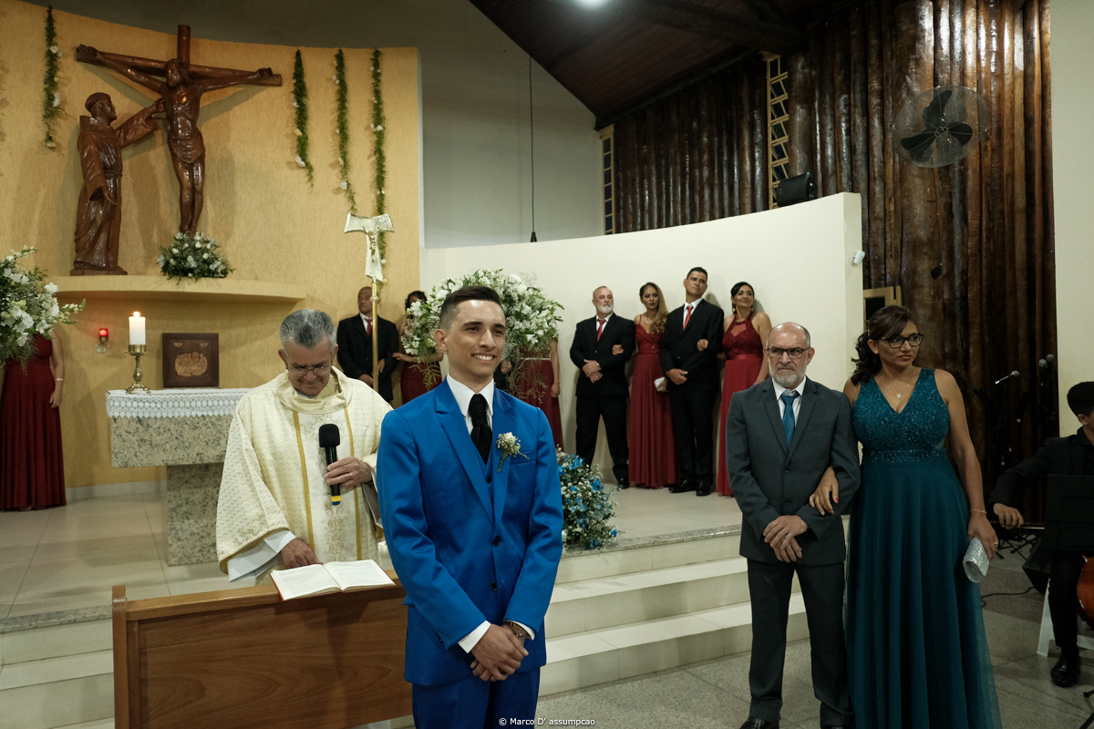 noivo esperando a noiva no altar sorrindo