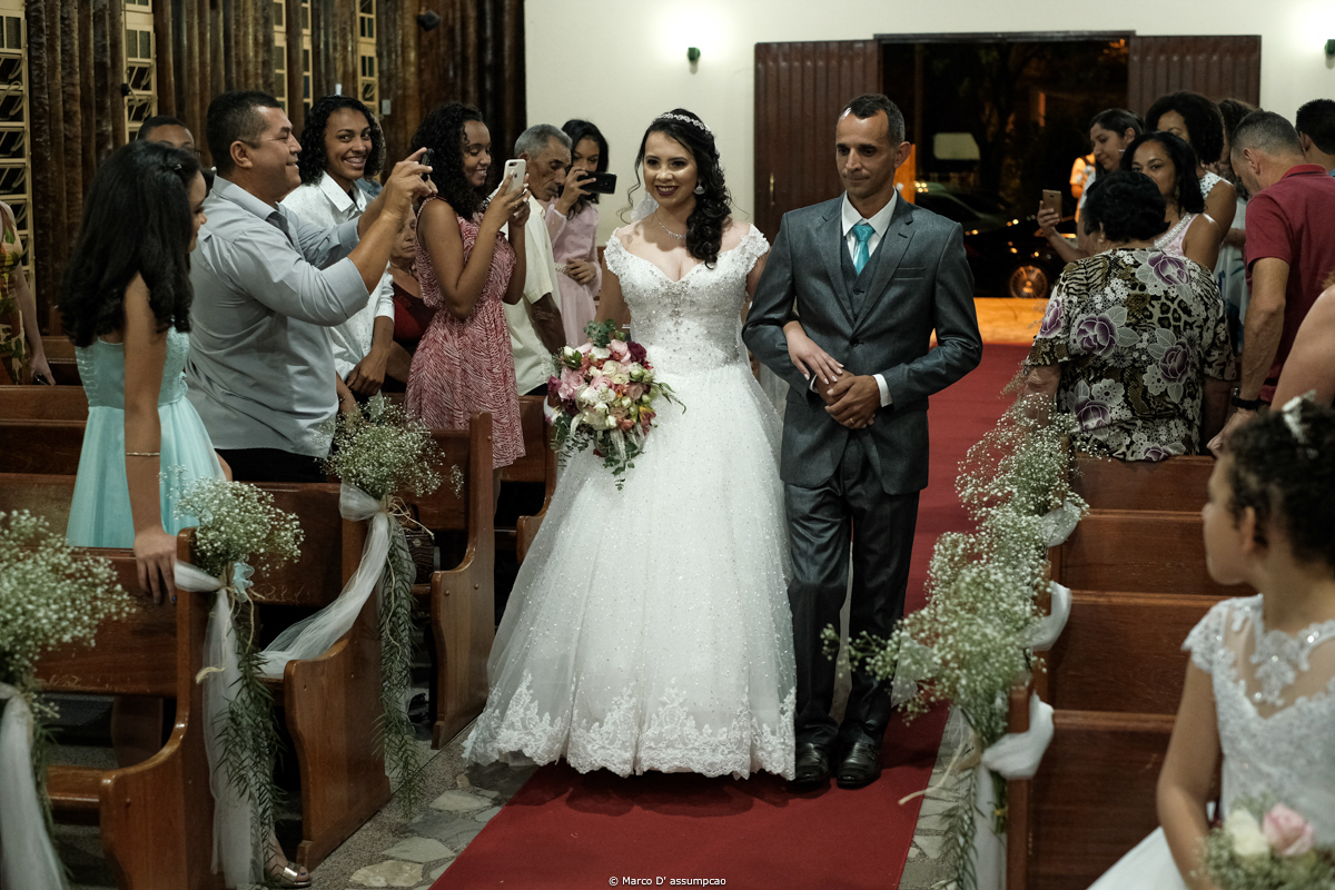 noiva caminhando para o altar
