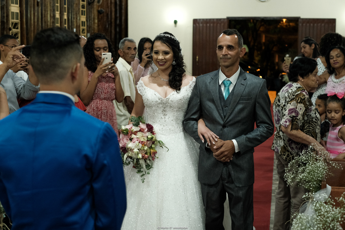 noiva caminhando para o altar