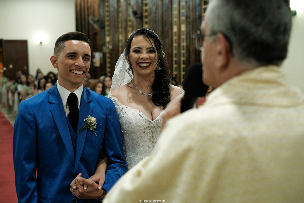 noivos sorrindo para o padre