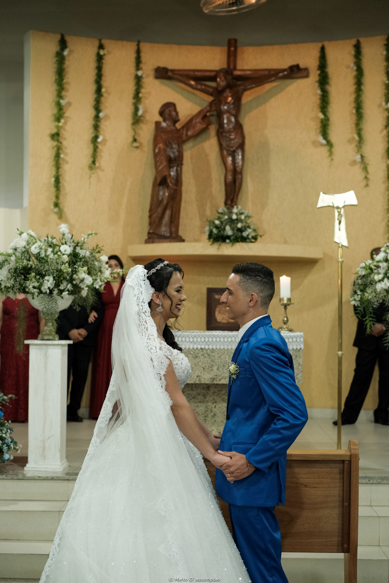 noivos sorrindo se olhando