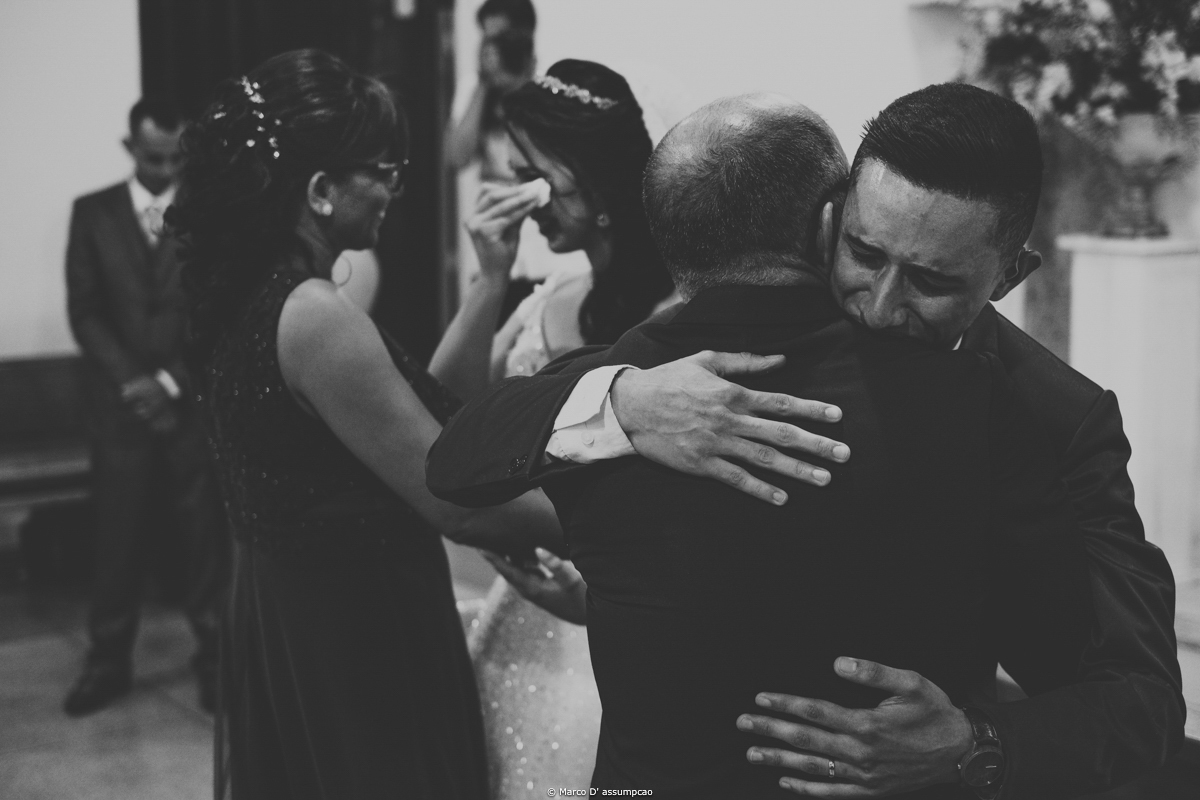 noivo emocionado abracando o pai 