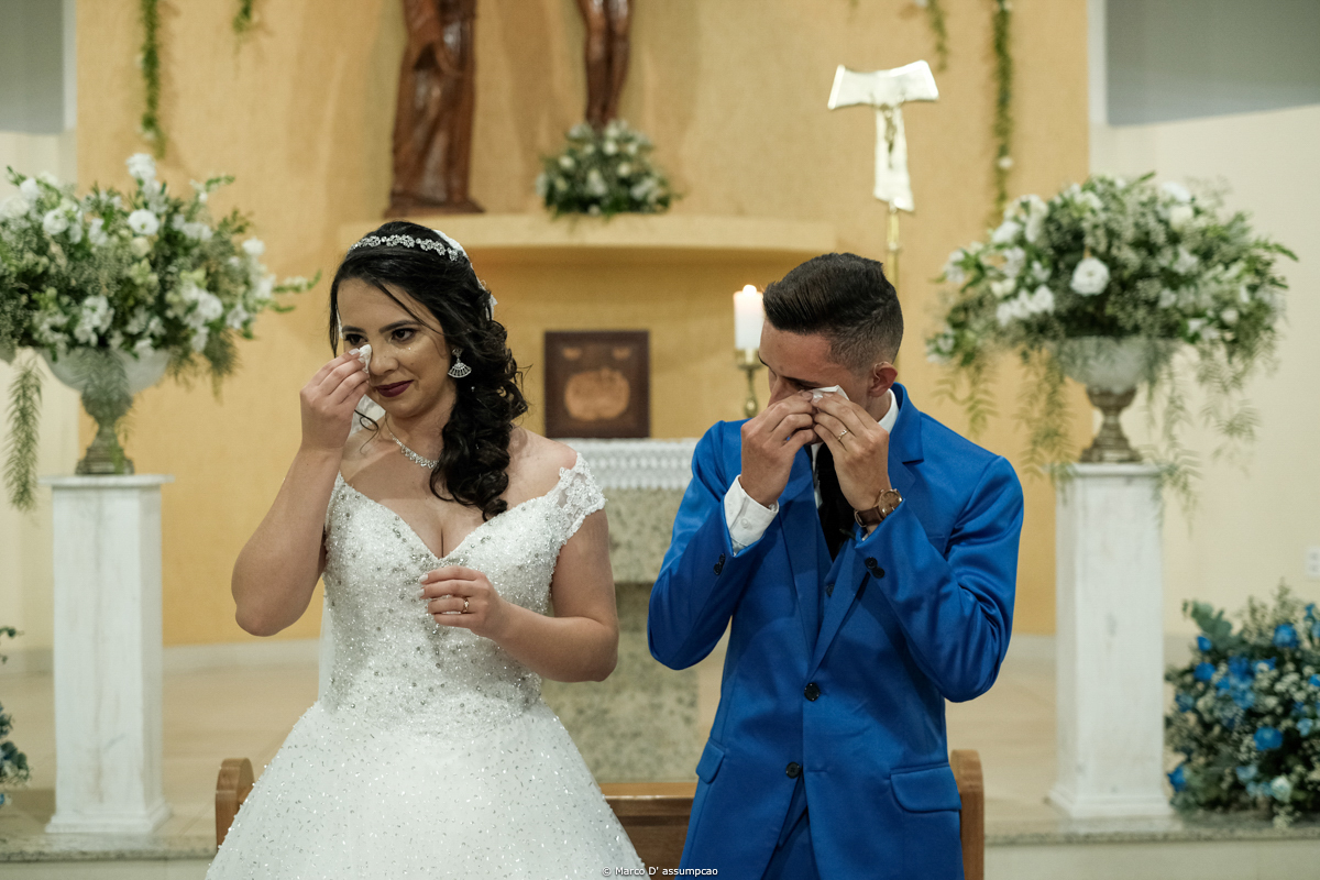 noivos limpando os olhos de lagrimas