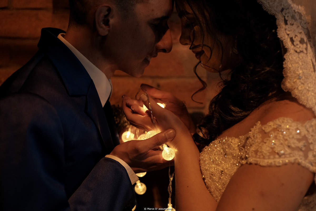 noivos segurando luzes