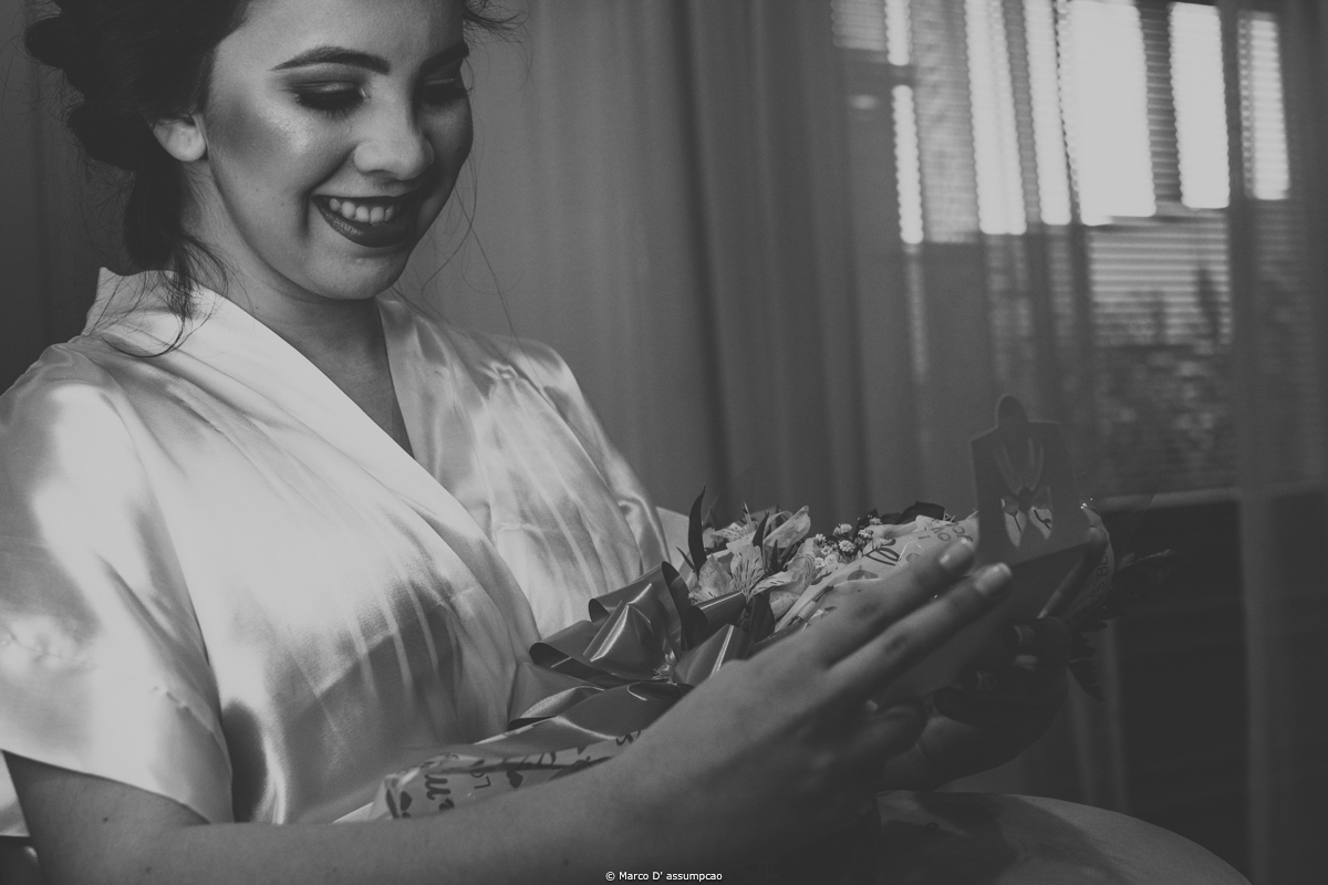 noiva lendo carta de amor