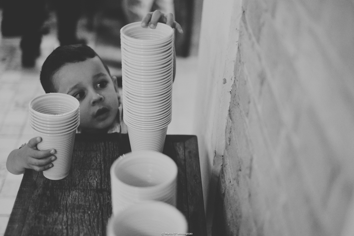 crianca segurando copos