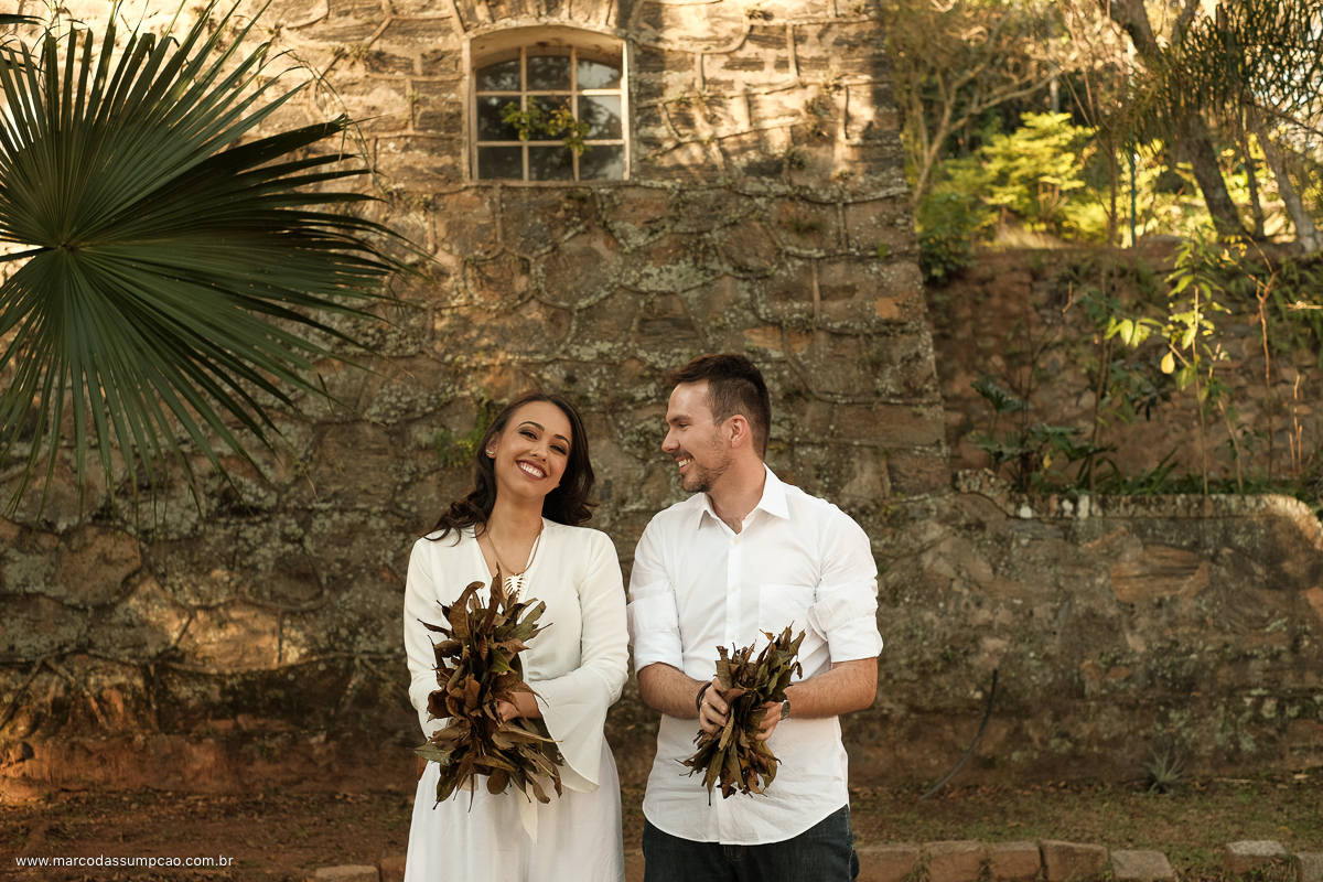 casal jogando folhas para cima