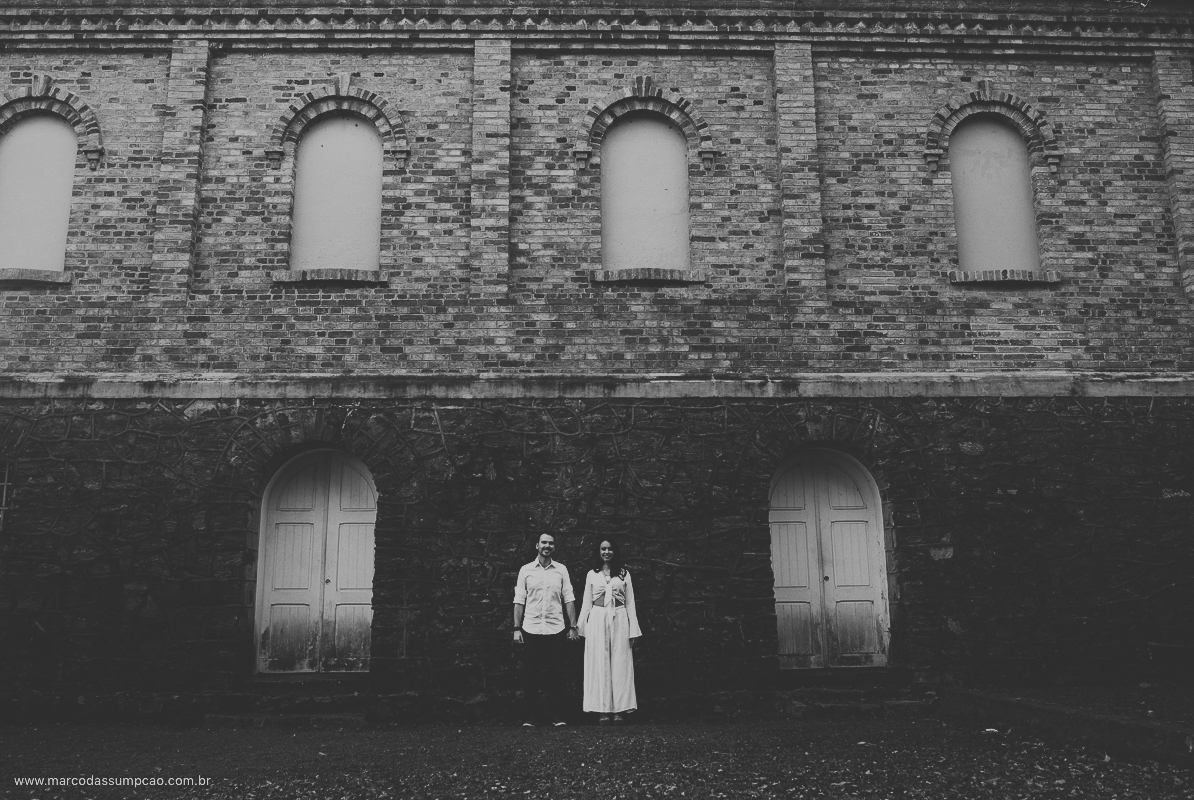 casal parados em frente a casarao antigo