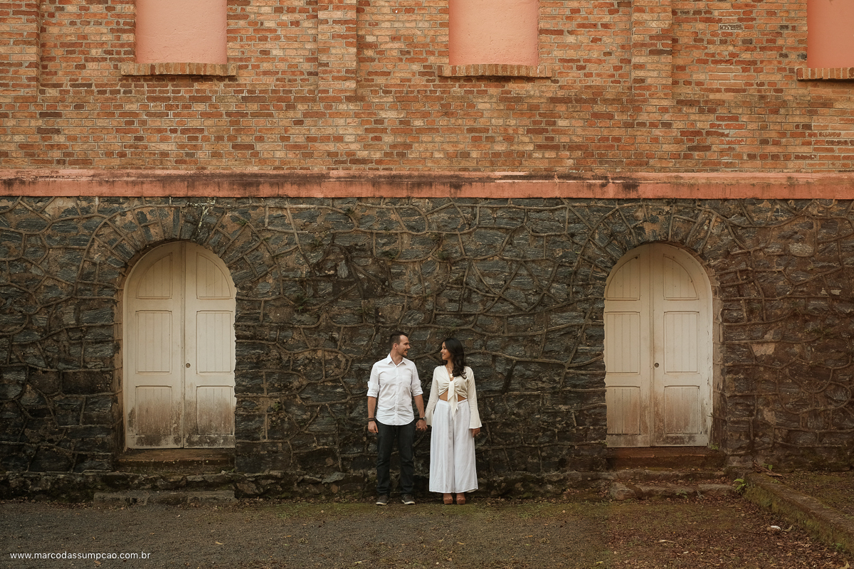 casal parados em frente a casarao antigo