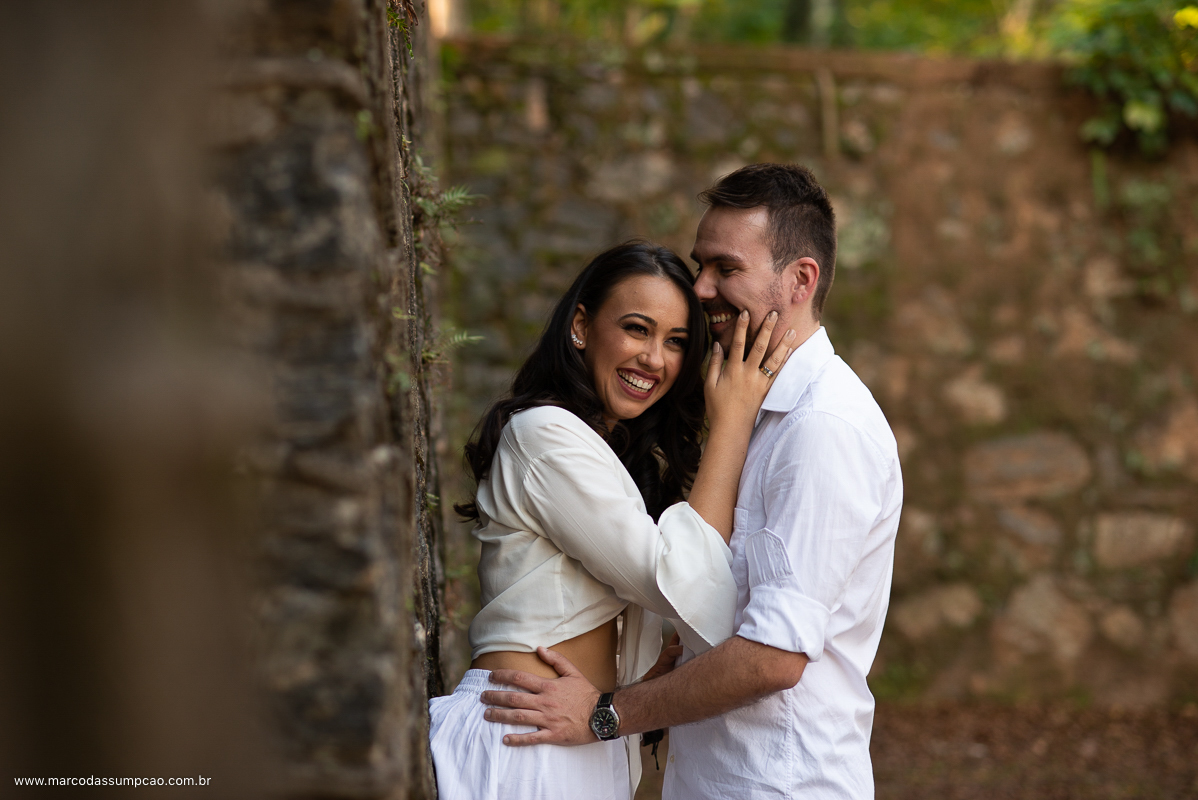 casal encostado em parede de casarao antigo
