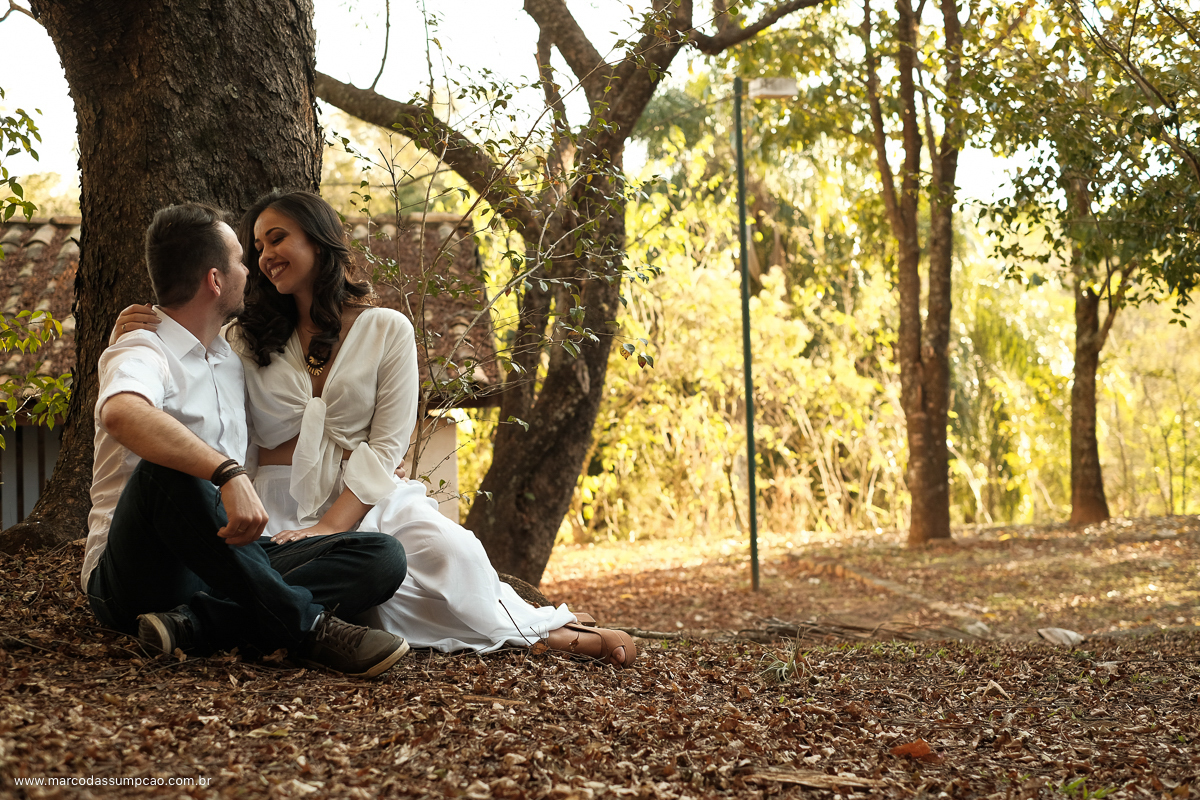 casal sentado nas folhas 