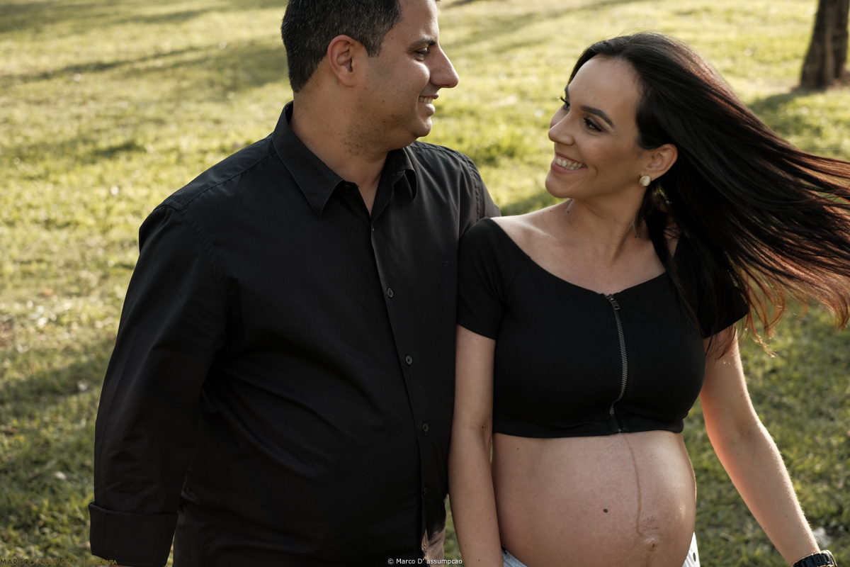 pai e mae se namorando durante ensaio de gestante