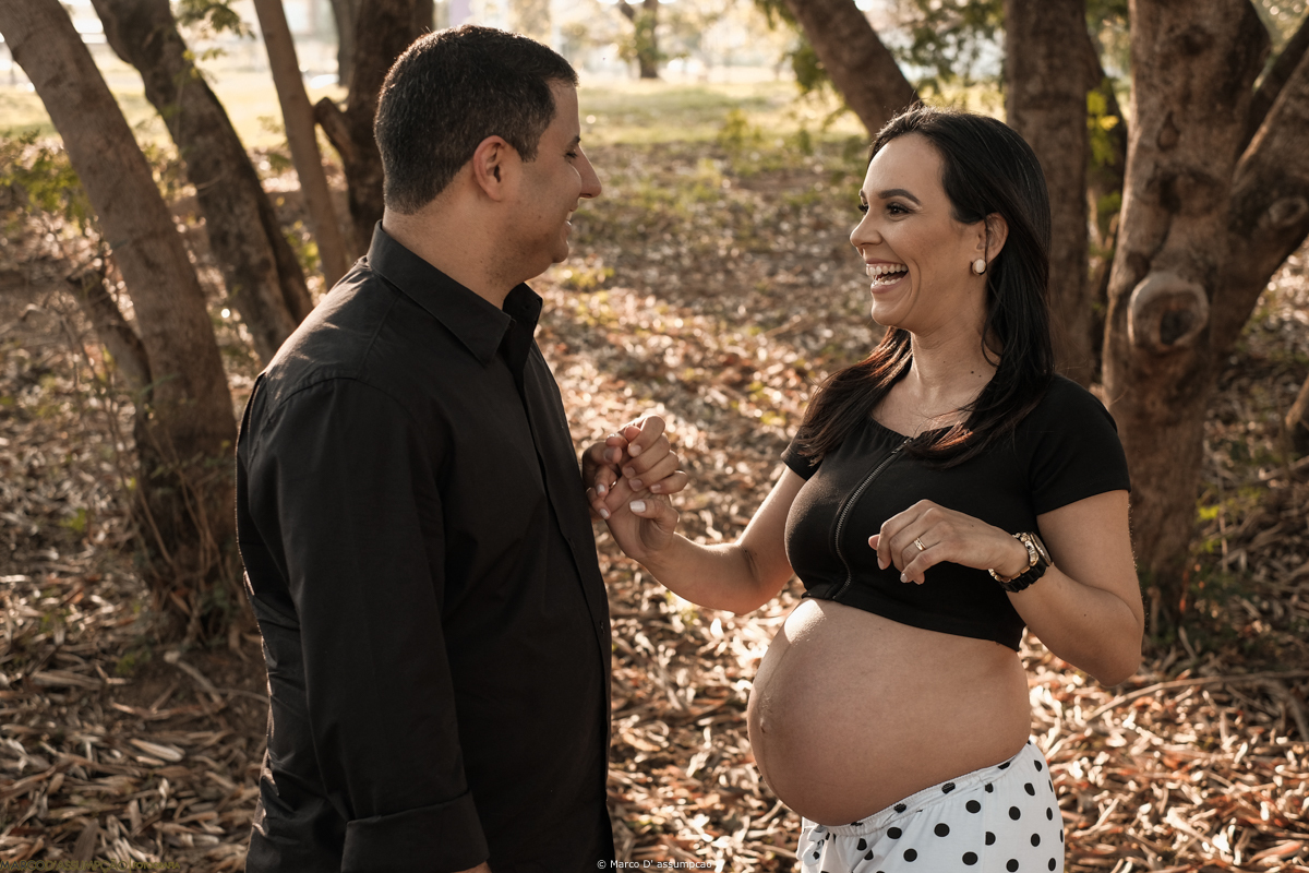 pai e mae se namorando durante ensaio de gestante