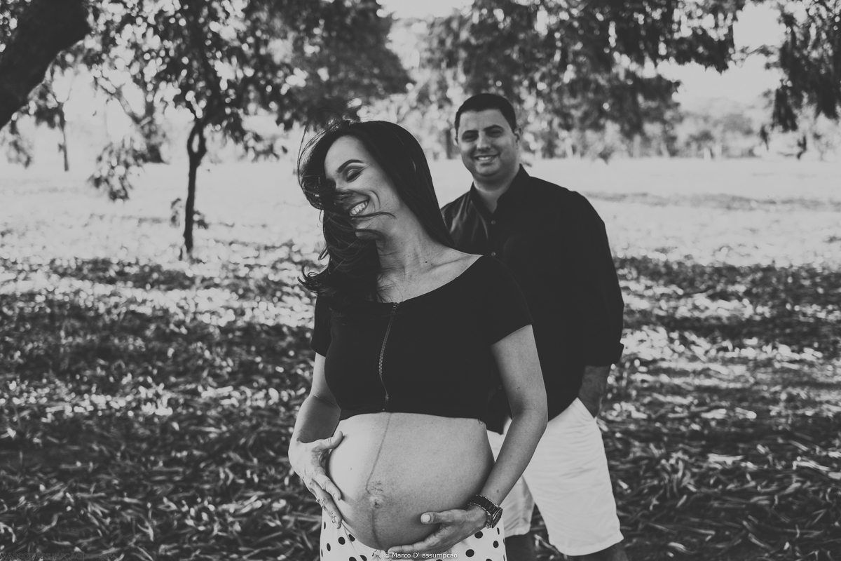 pai e mae se namorando durante ensaio de gestante