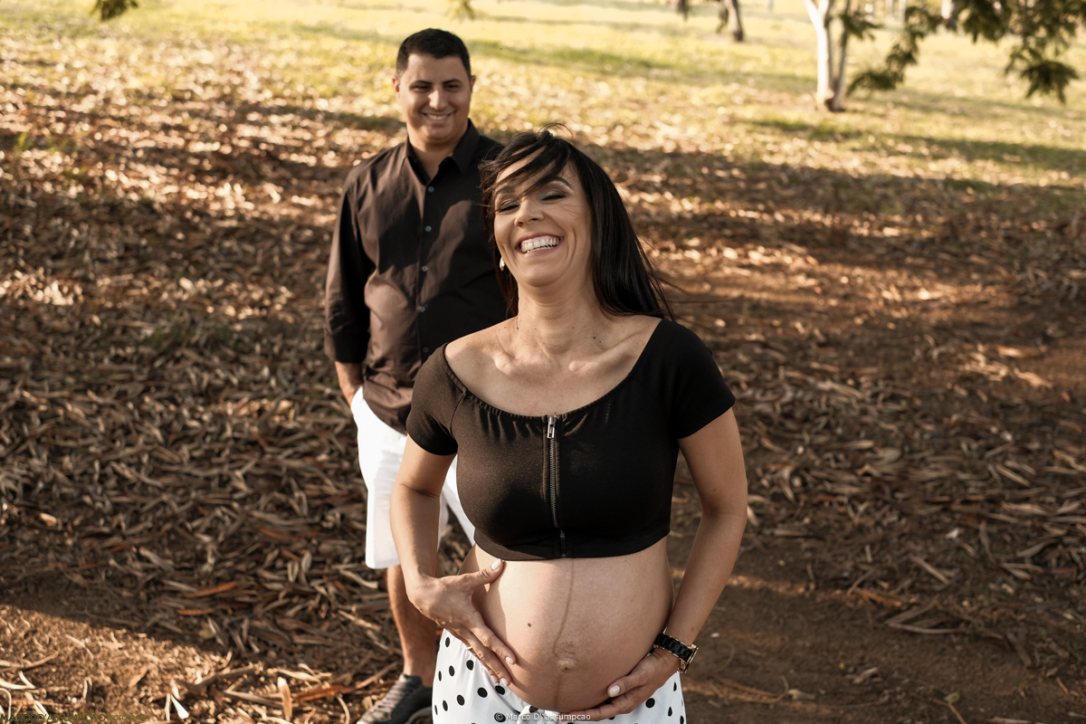 pai e mae se namorando durante ensaio de gestante