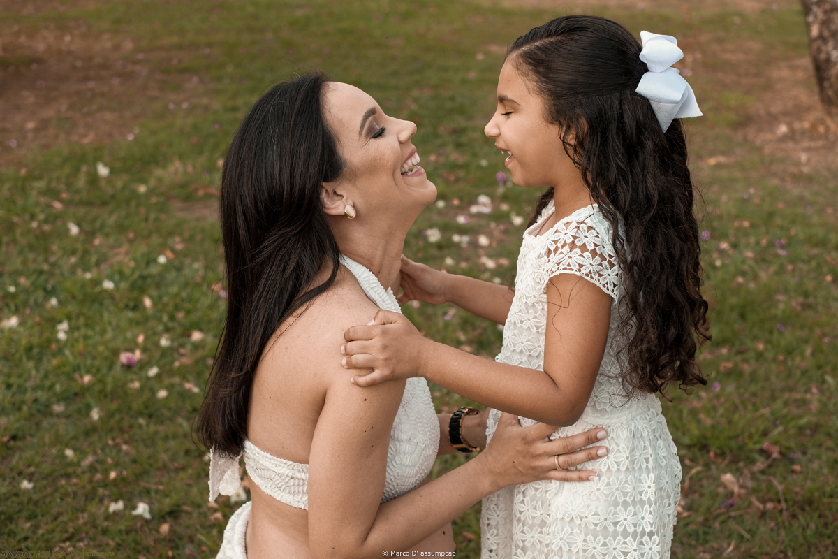 filha sorrindo para mamae