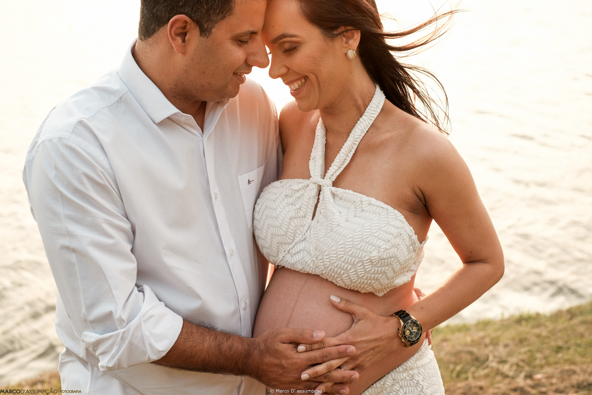 pai e mae se abracando