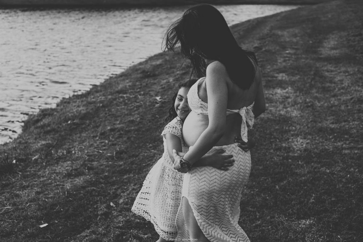 mae e filha se abracando
