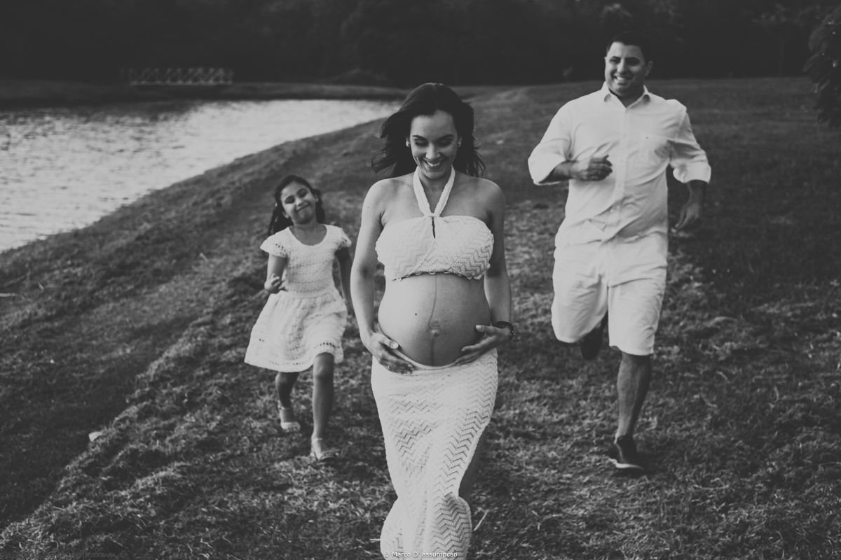 familia correndo em parque 