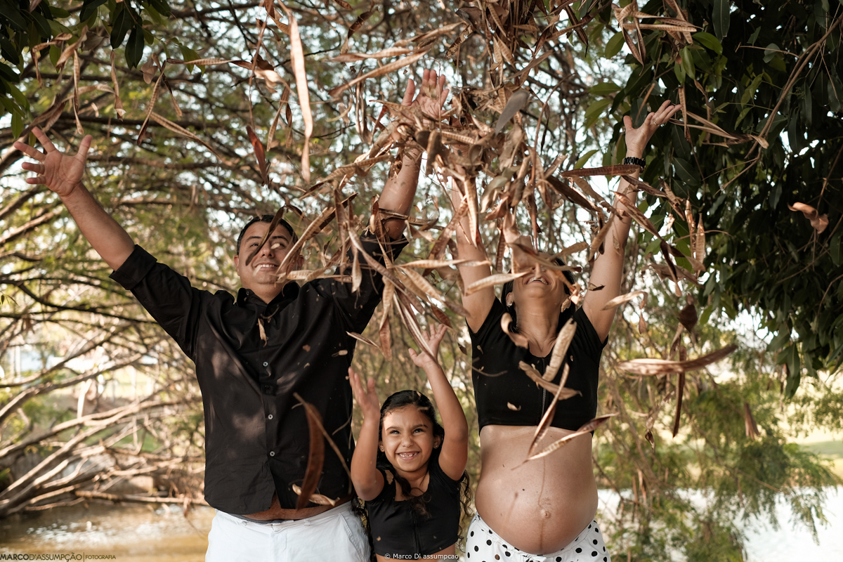 familia jogando folhas para cima