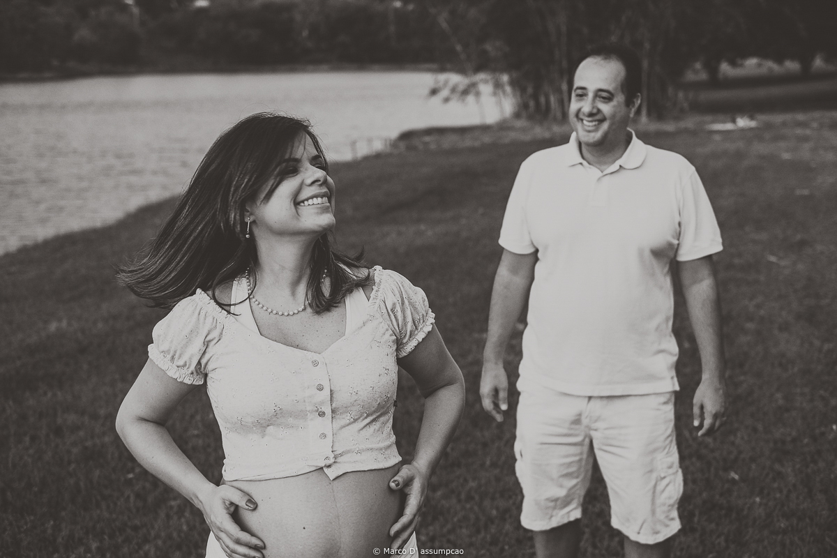 estante sorrindo em foto preto e branco na natureza com papai ao fundo