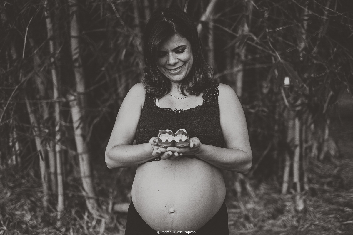 gestante segurando sapatinho do bebe