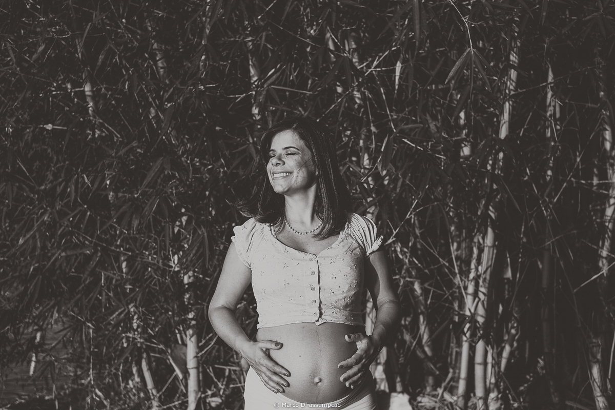 gesnate feliz com a mao em cima da barriga