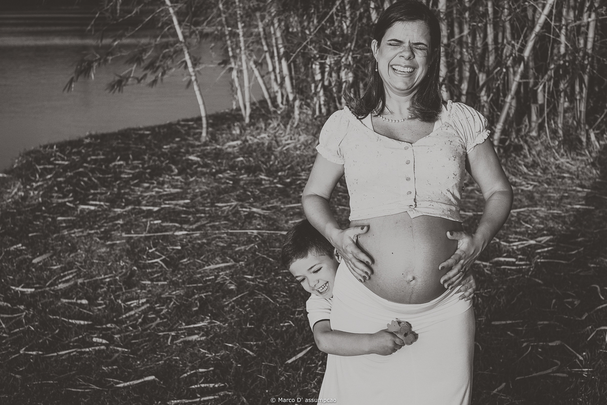 filho abracando as pernas da mamae em foto preto e branco