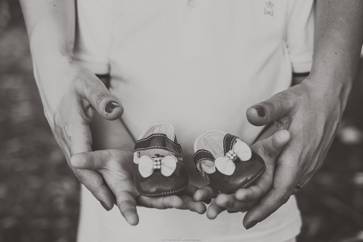 maos segurando sapatinho de bebe