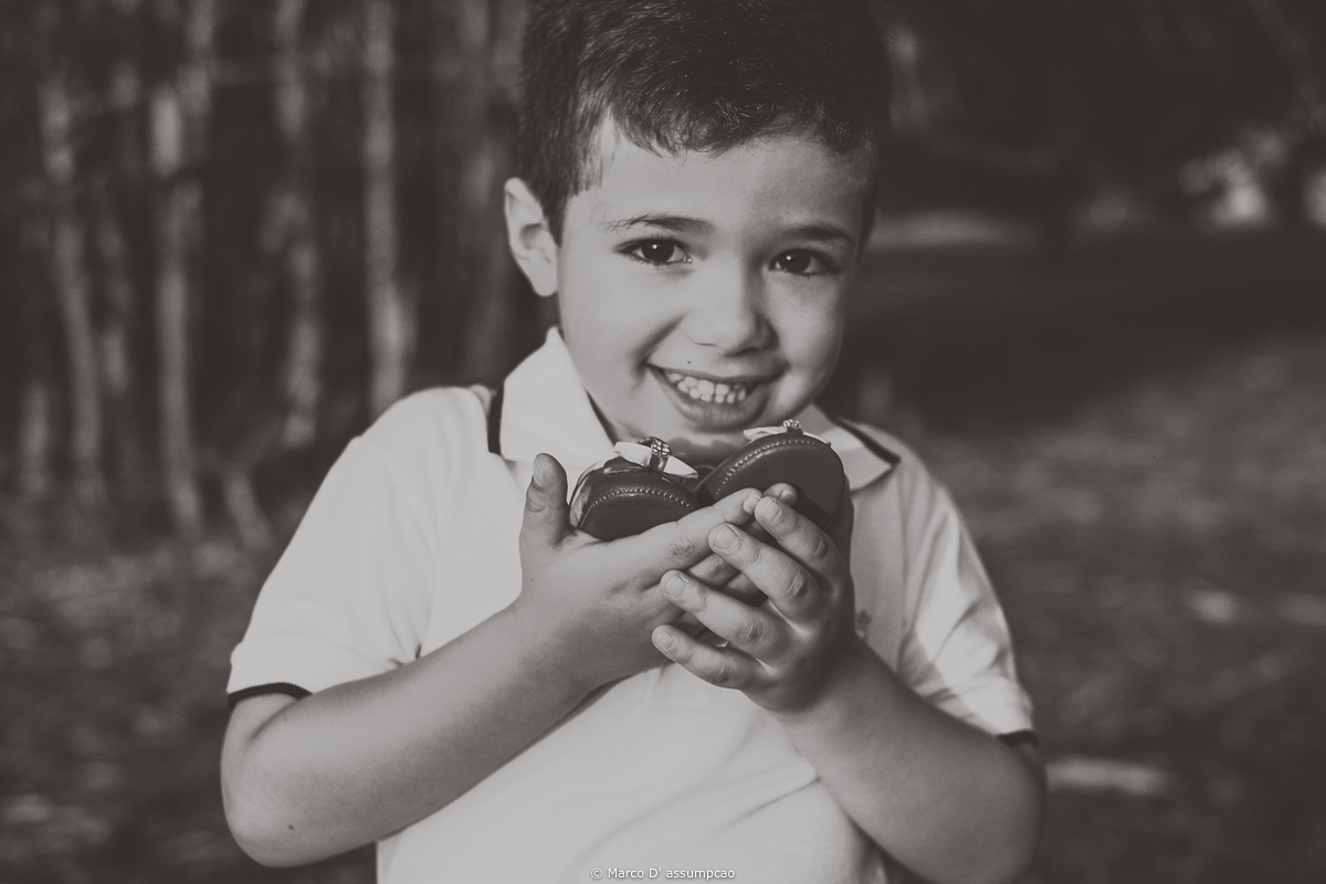 crianca segurando o sapatinho de nene