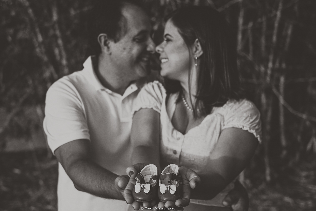 mae e pai segurando sapatinho e se olhando