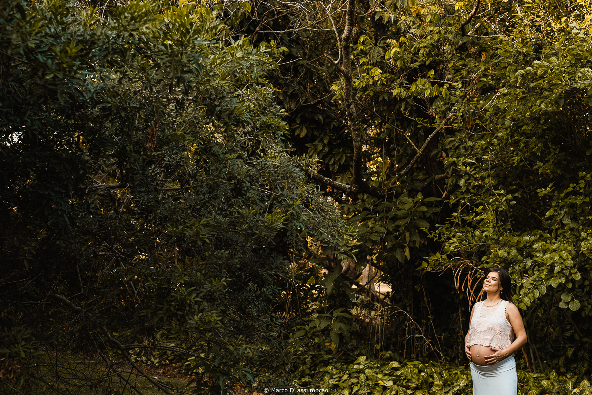 gestante no meio da natureza