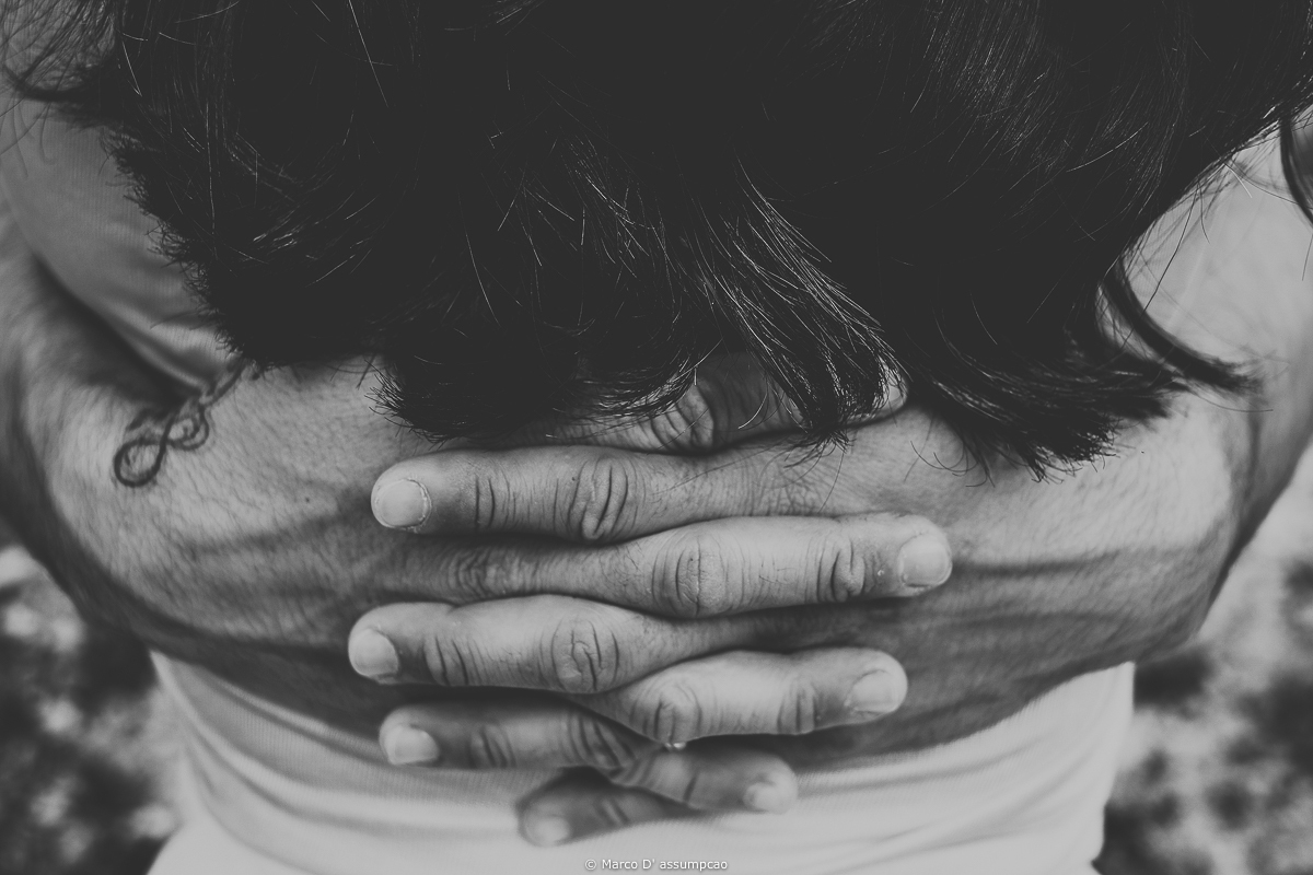 detalhes de uma mao abracando a noiva