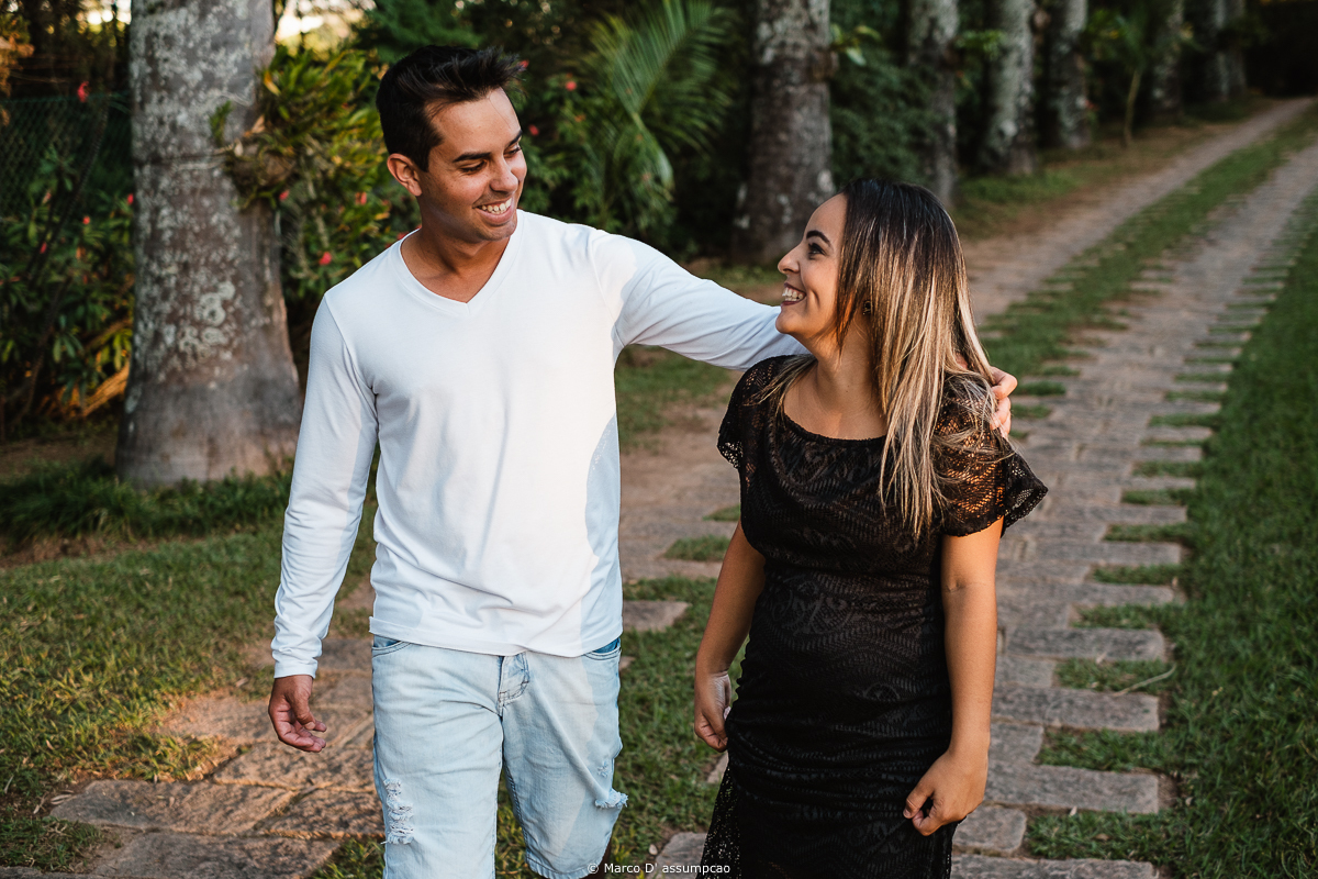 casal andando abracados e sorrindo