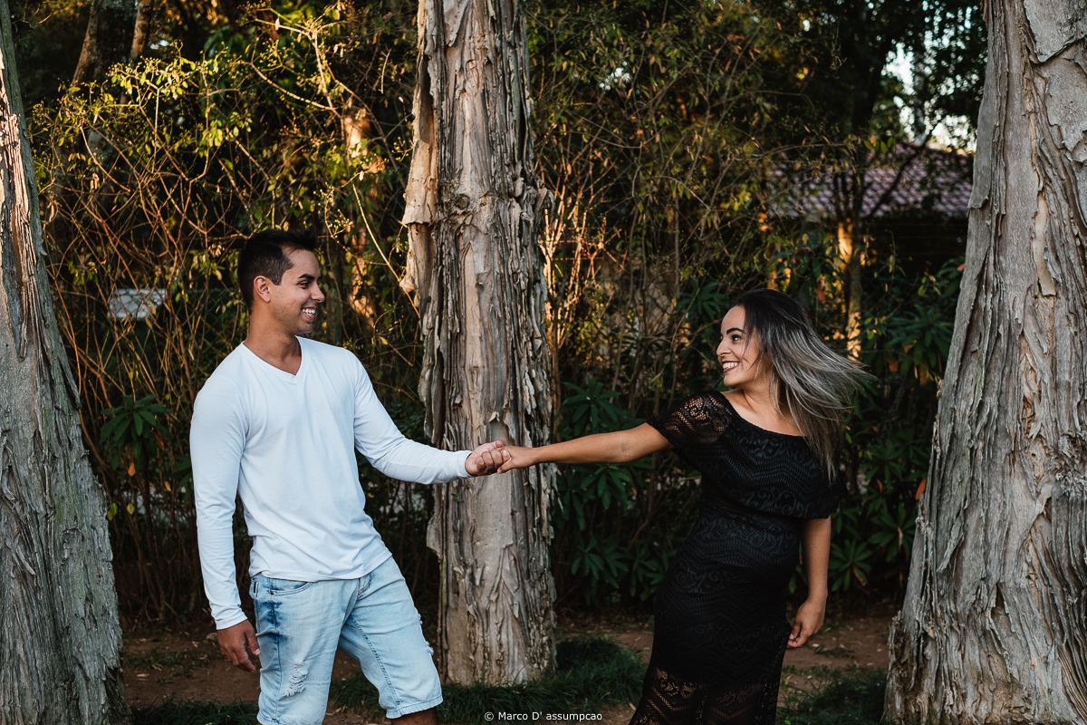 casal de maos dadas se olhando