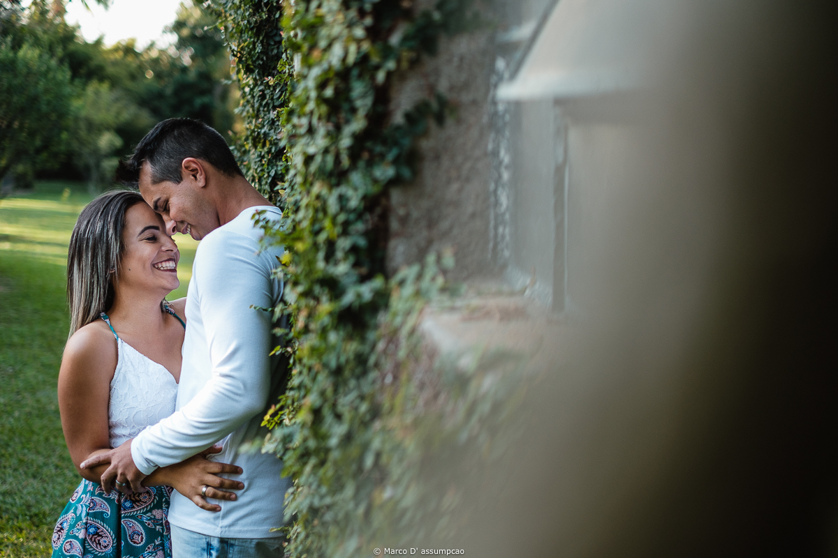 casal se abracando encostados na parede