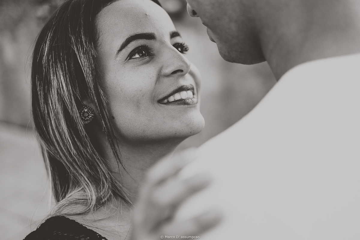casal se olhando em foto preto e branco