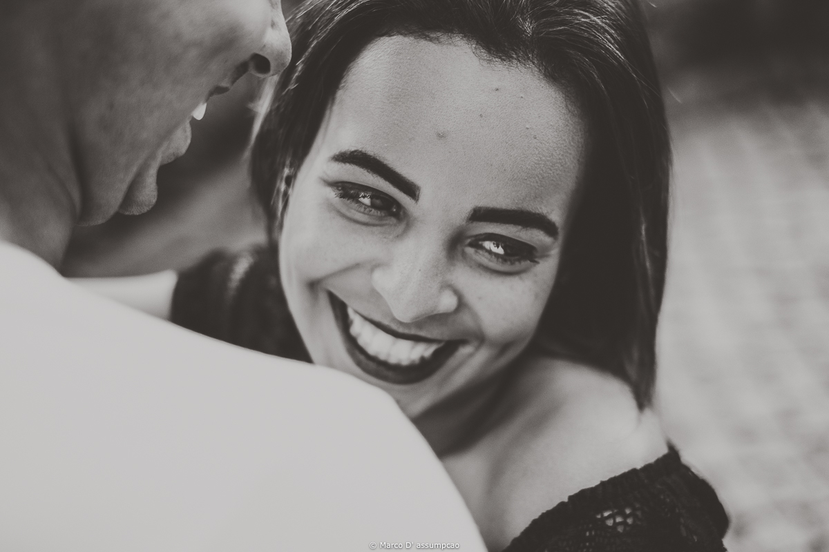 casal sorrindo e brincando