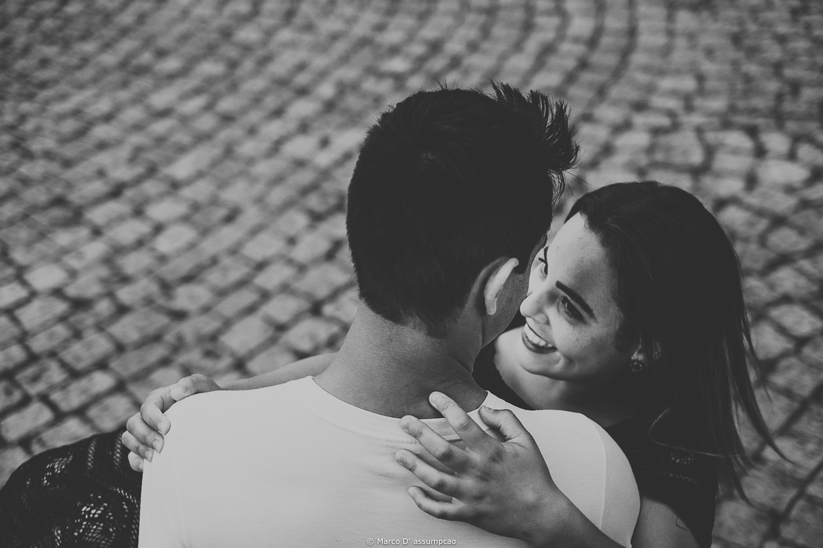 noivo segurando a noiva no colo e virando