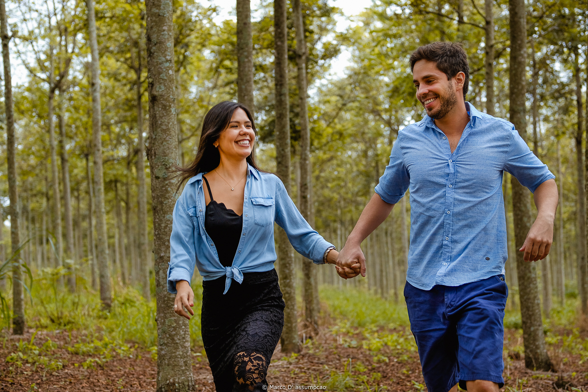 casal correndo de maos dadas