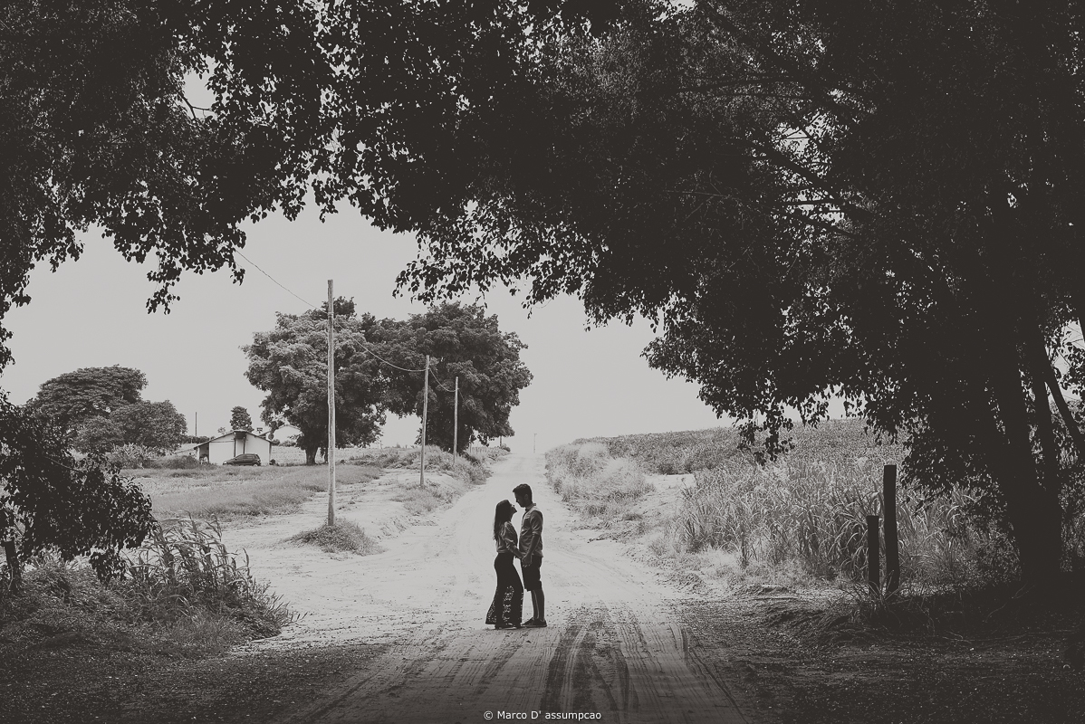 casal no meio da estrada de terra