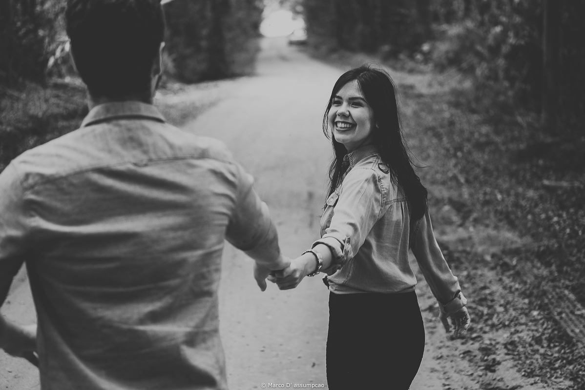 casal no meio de eucaliptos