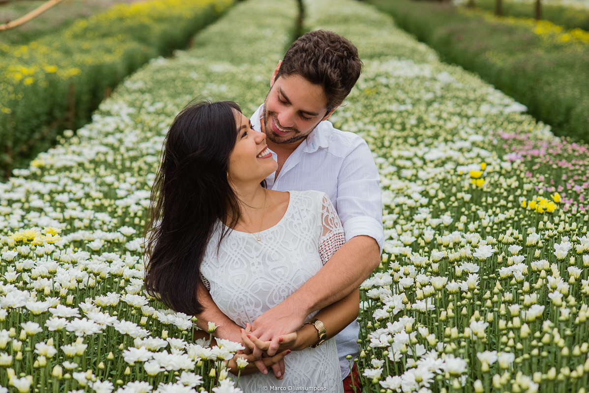 casal abracado dentro de estufa de flores