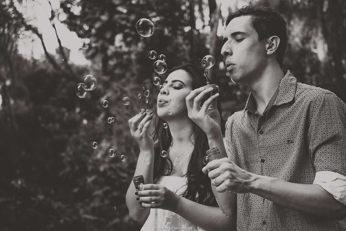 casal soltando bolhas de sabao