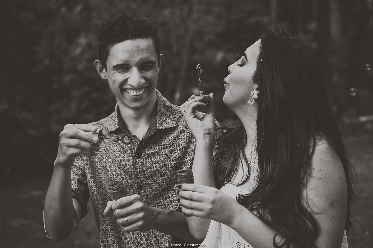 casal soltando bolhas de sabao